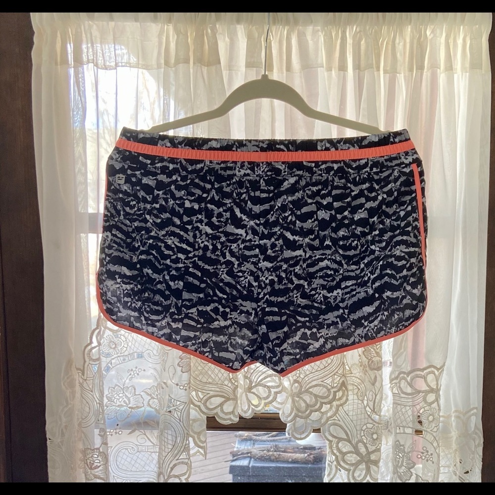 Fabletics shorts - Picture 4 of 5